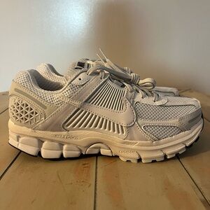 Nike Zoom Vomero 5 Vast Grey Black Sail FQ7079-100 Wn Sz 7.5/Mn Sz 5.5 NWOB